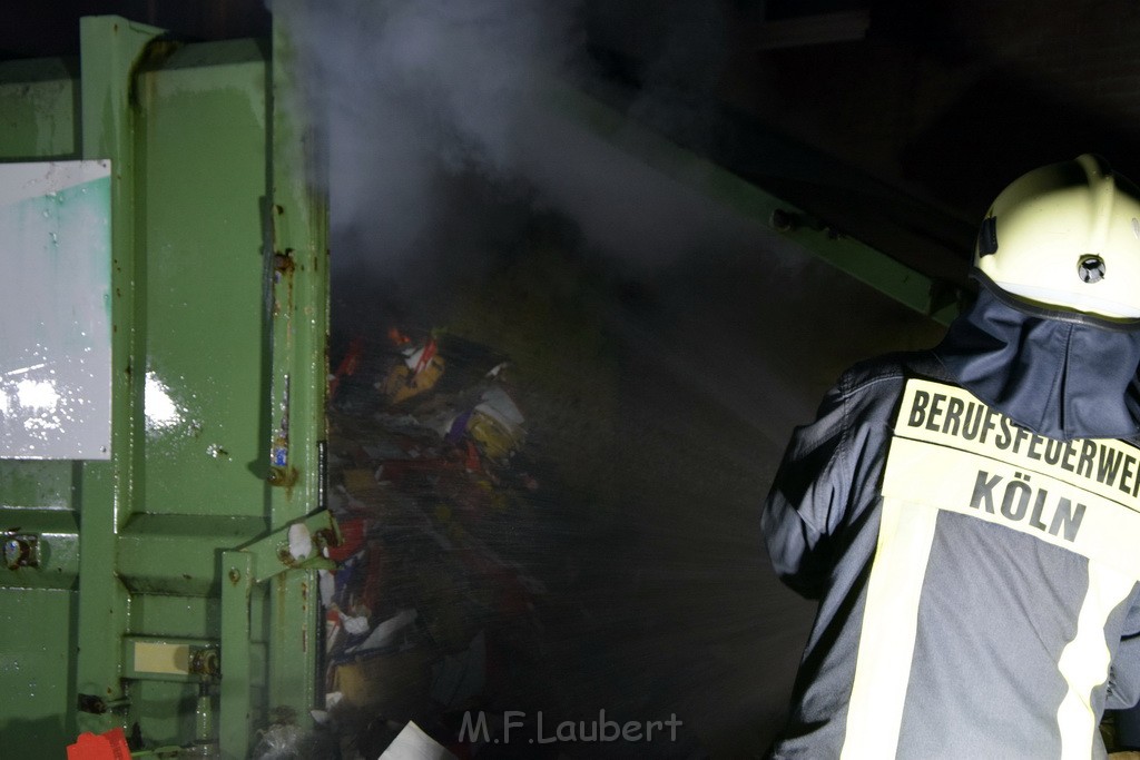 Feuer Papp Presscontainer Koeln Hoehenberg Bochumerstr P378.JPG - Miklos Laubert